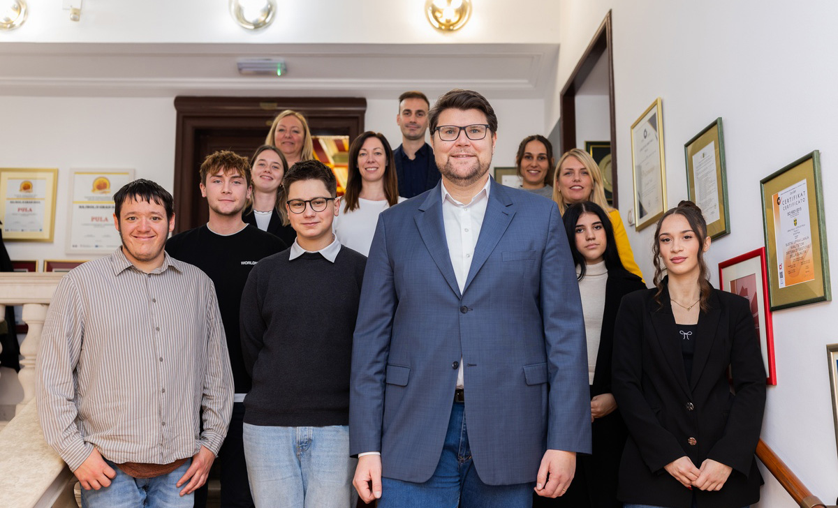 Održan susret prvog Vijeća mladih građana Pule s gradonačelnikom Peđom Grbinom u Komunalnoj palači